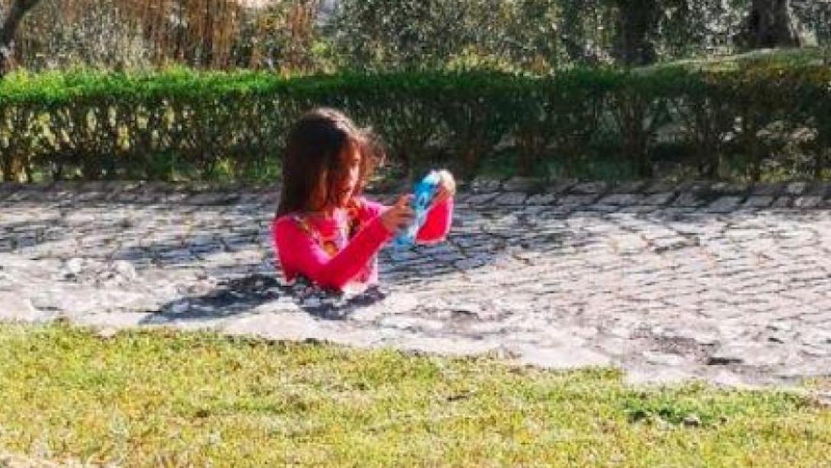 Illusion d'optique : Cette photo d’une fillette coincée dans le sol rend les internautes fous