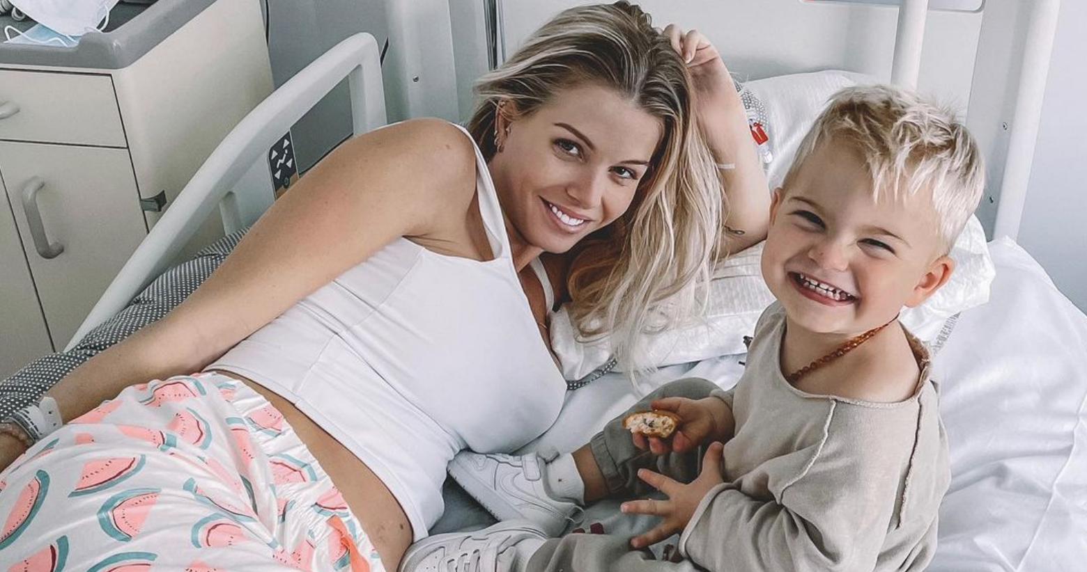  Jessica Thivenin avec son fils Maylone à l'hôpital @ Instagram