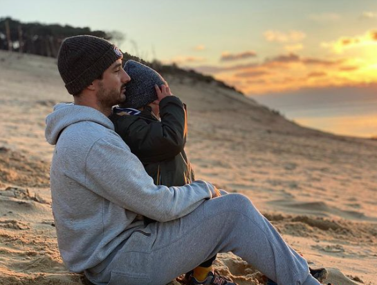  Jérémy Frérot sur le plage avec son fils Lou