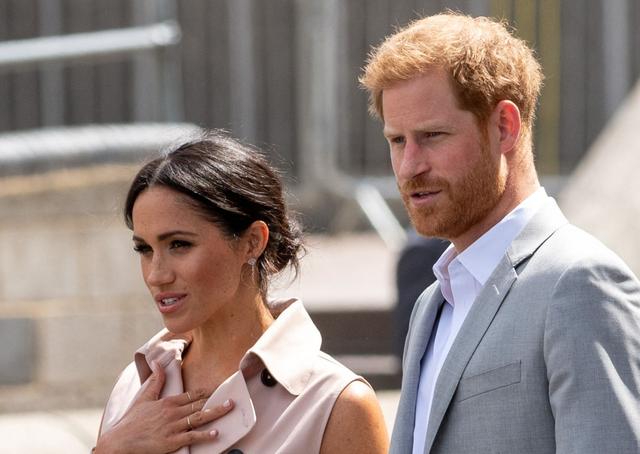  Le duc et la duchesse de Sussex visitent l'exposition en hommage au centenaire de Nelson Mandela. (Londres, le 17 juillet 2018.)