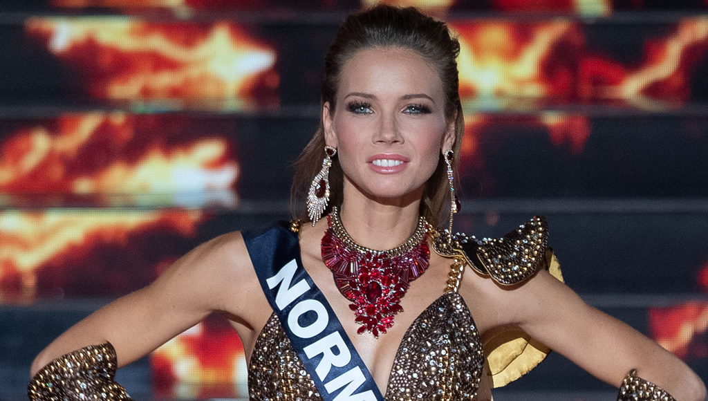 Miss Univers : Amandine Petit défile dans une tenue ultra sexy et envoûte le public