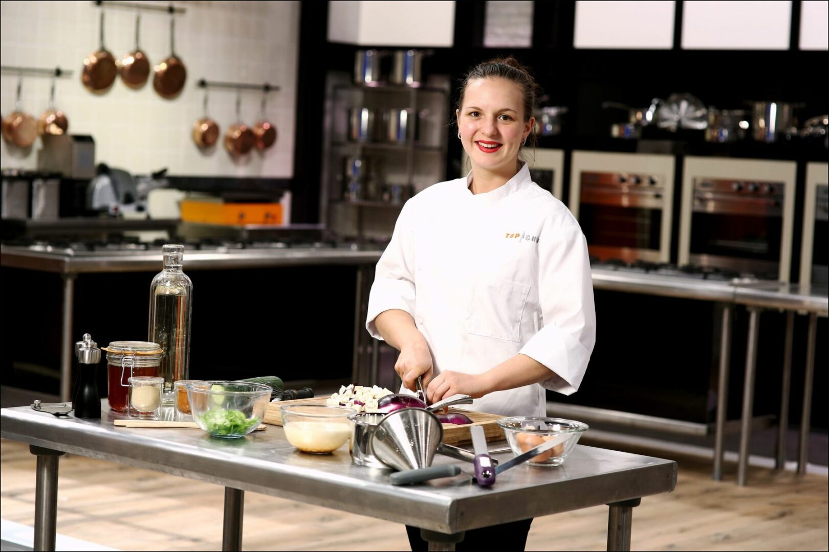  Sur Top Chef, Joy-Astrid se montre déjà très avenante et pleine de dynamisme @ Doc TF1