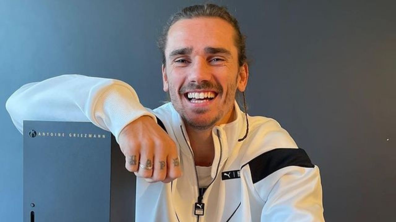 Euro 2020 : Antoine Griezmann réconforté par sa femme à son arrivée à Barcelone