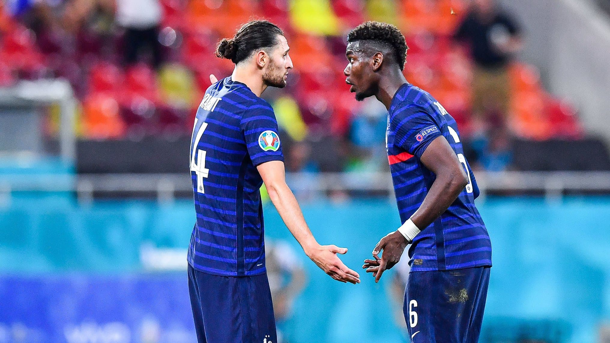  Adrien Rabiot et Paul Pogba s'expliquent sur le terrain lors de la rencontre France/Suisse @DR