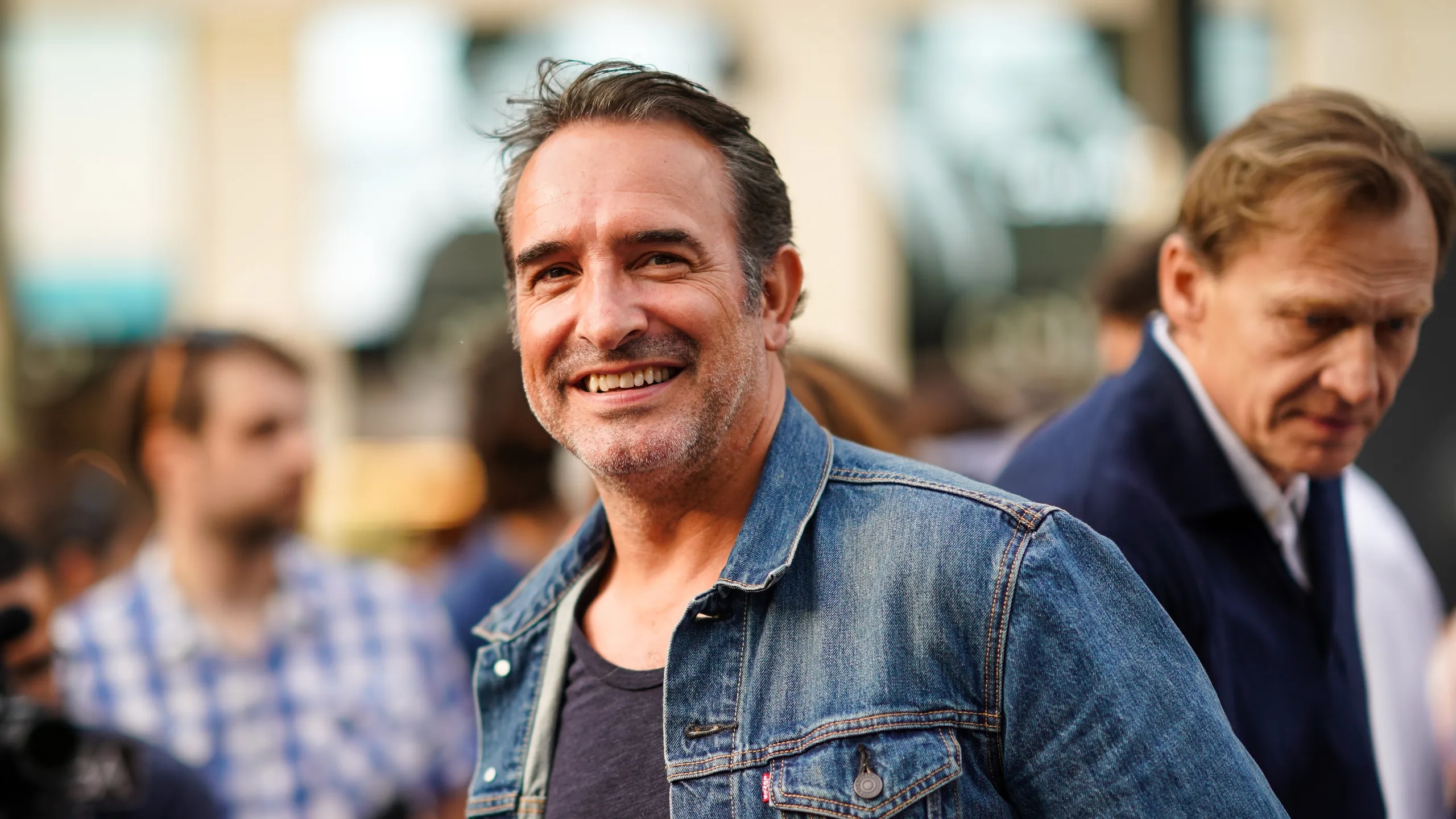 Jean Dujardin taclé par Alain Delon : Comparé à l’acteur Oscarisé, il s’offusque !