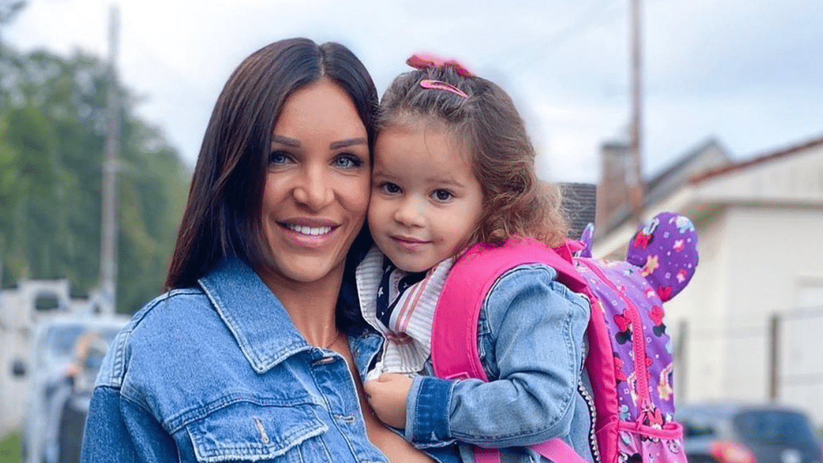 Julia Paredes à l’hôpital pour sa fille, elle tacle Maxime Parisi !