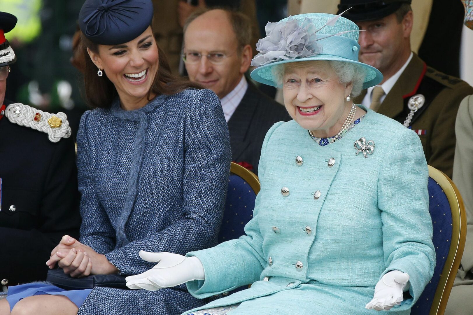  La reine d'Angleterre avec la princesse Kate Middleton, avenantes devant le grand public à Nottingham en 2012 @ REUTERS/Phil Noble