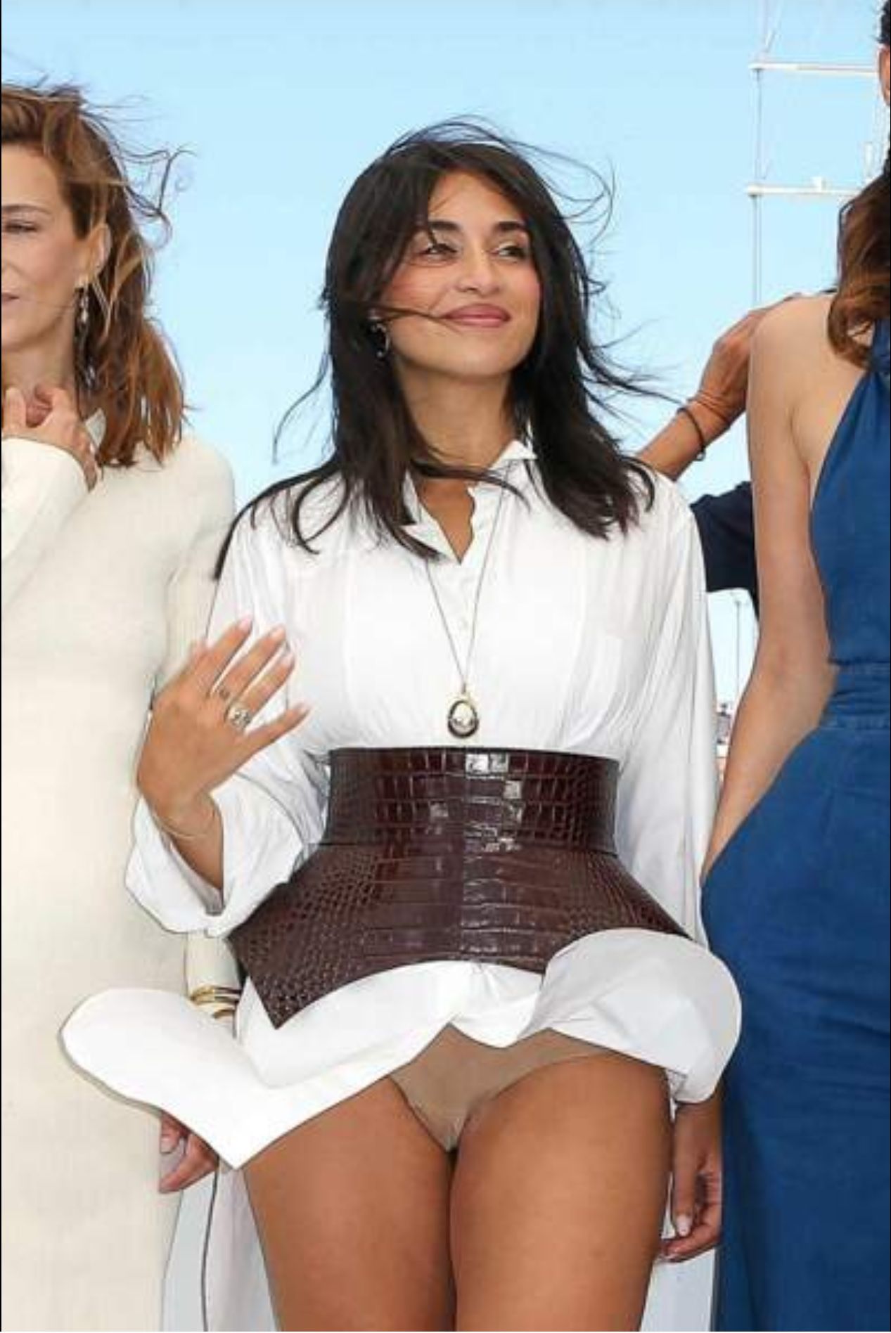 Cannes 2021 : Camélia Jordana trahie par un coup de vent, sa robe en dévoile trop !