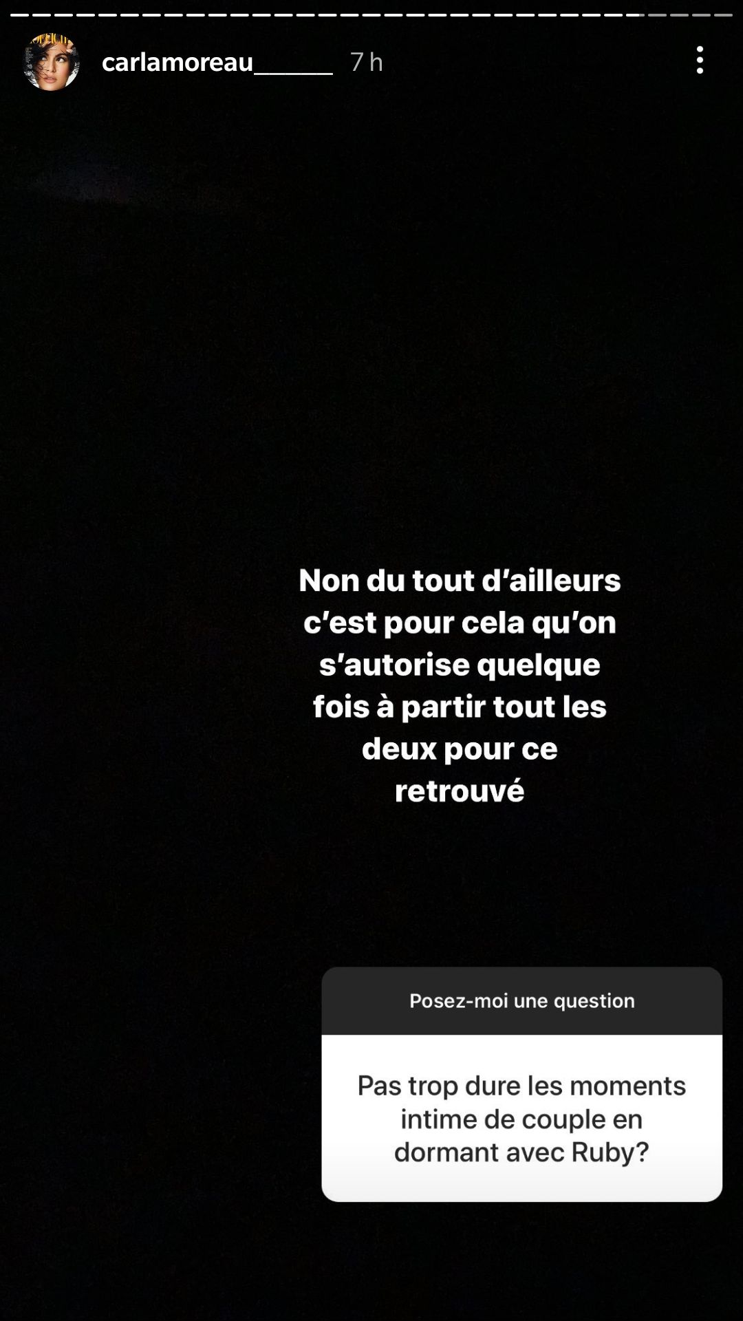  Carla Moreau au lit avec sa fille et son mari @Instagram