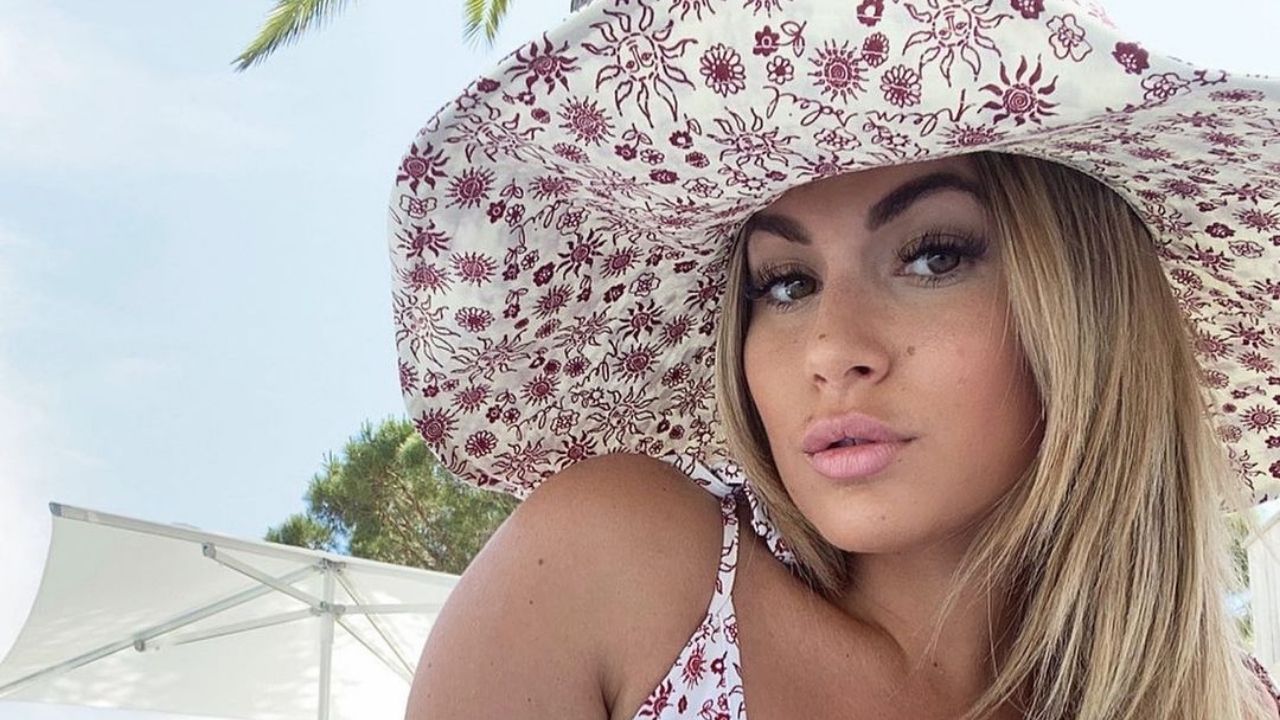 Carla Moreau prend la pose dans un petit bikini : Ses fans sous le charme !