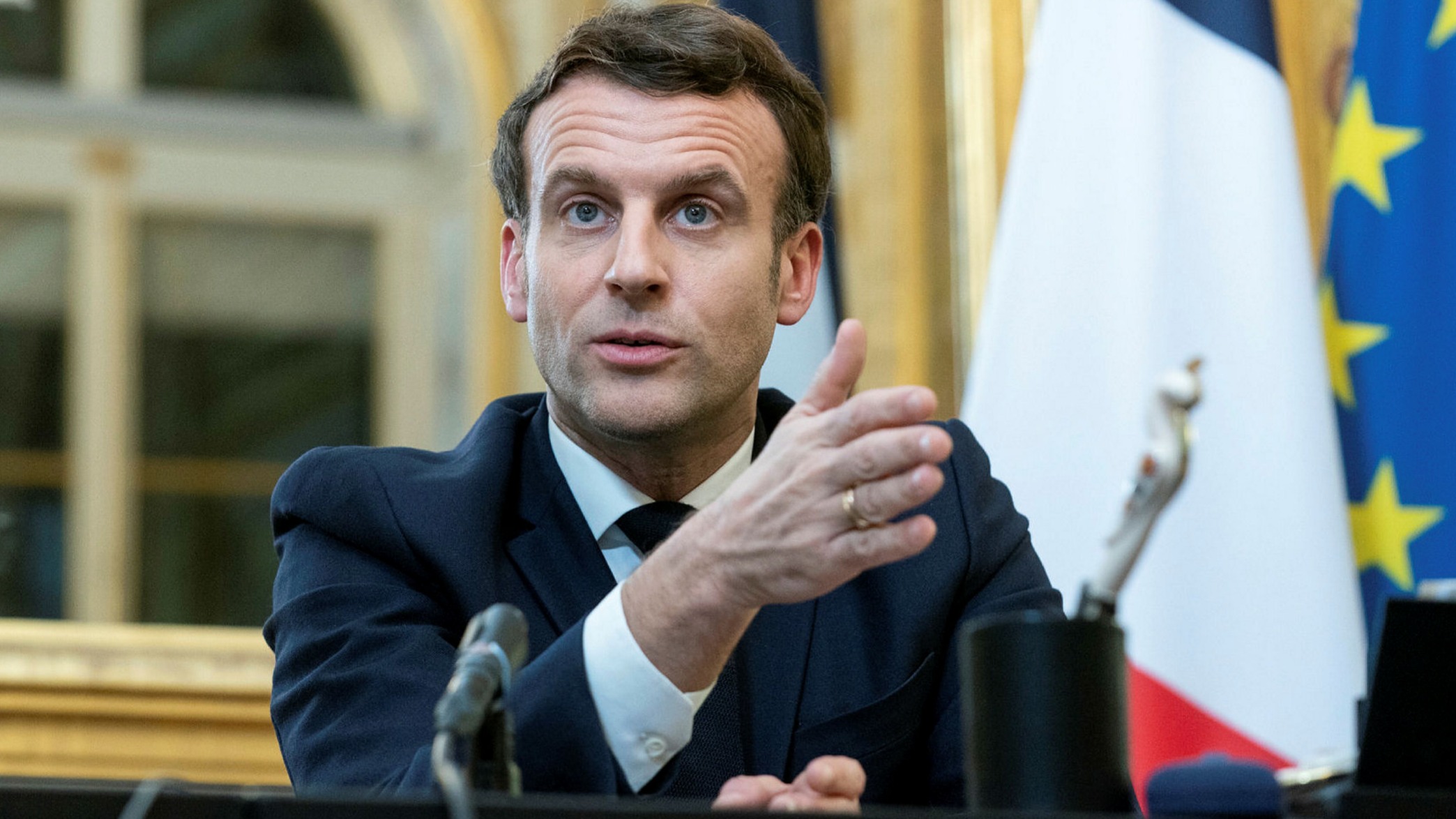 Covid-19 : Emmanuel Macron accusé de ne pas respecter les gestes barrières ! La vidéo polémique