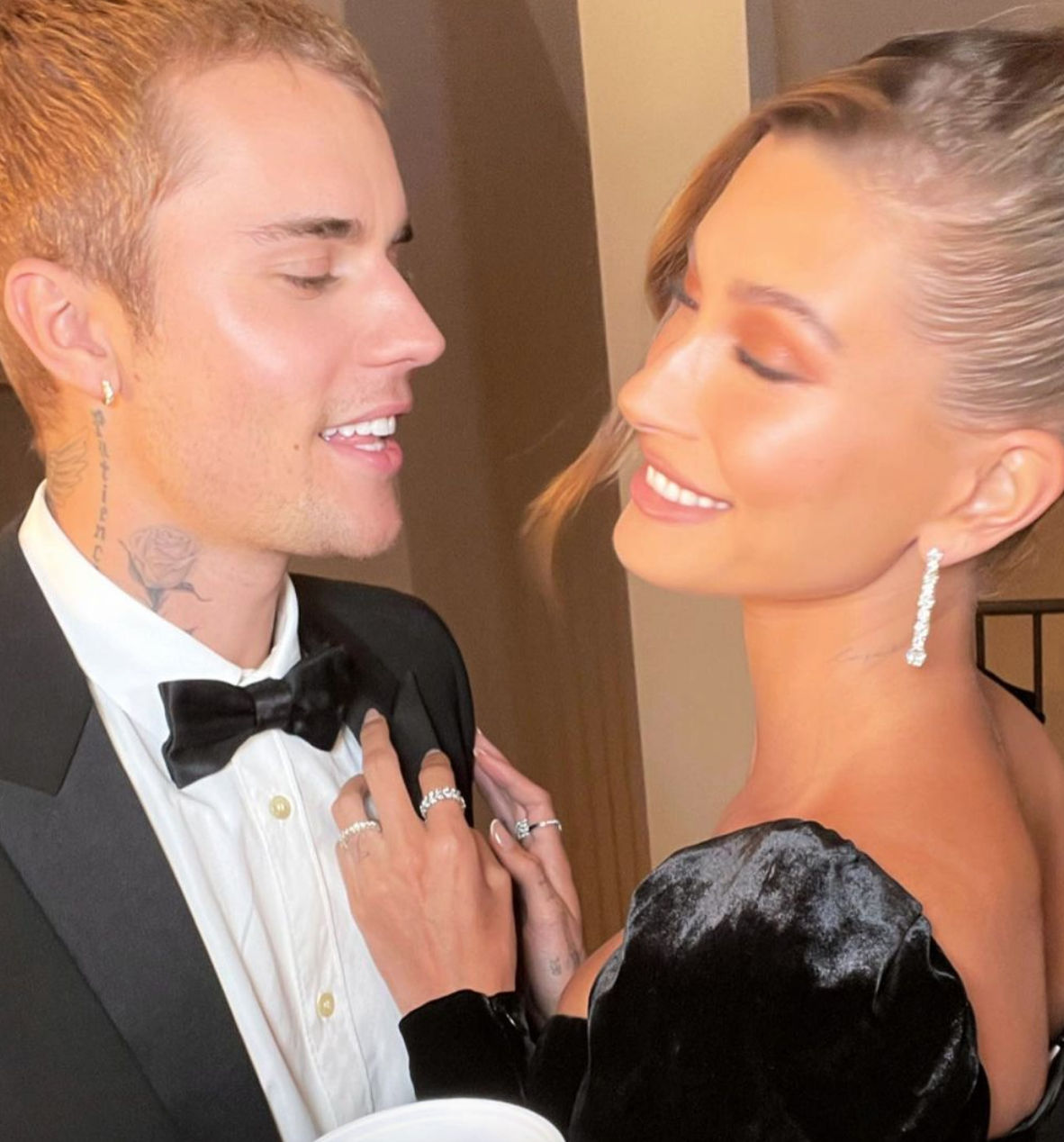  Justin et Hailey Bieber à une vente aux enchères dans une galerie d'art de L.A. @ Instagram