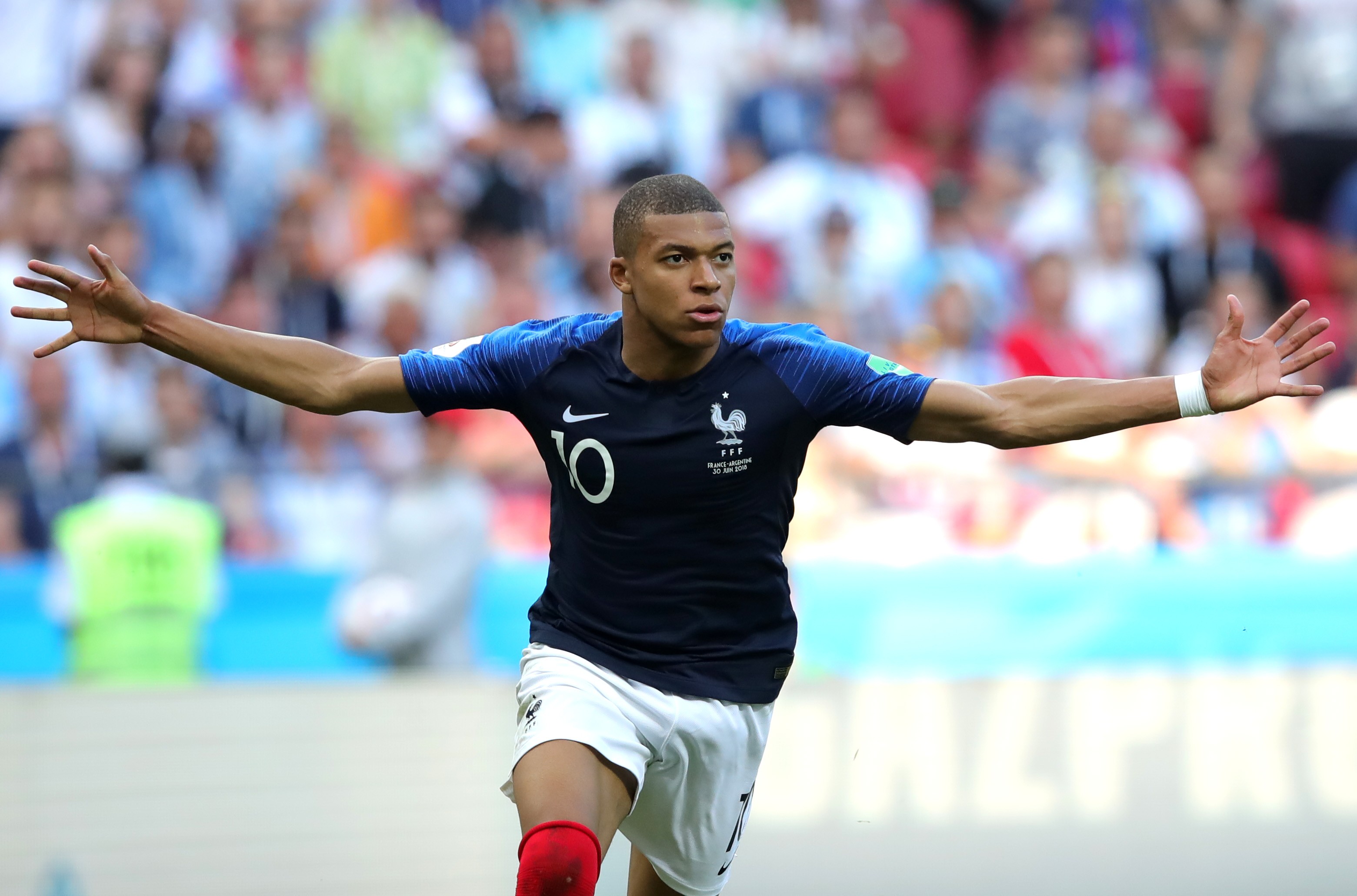 Kylian Mbappé célibataire ? Le footballeur bien accompagné pendant ses vacances !