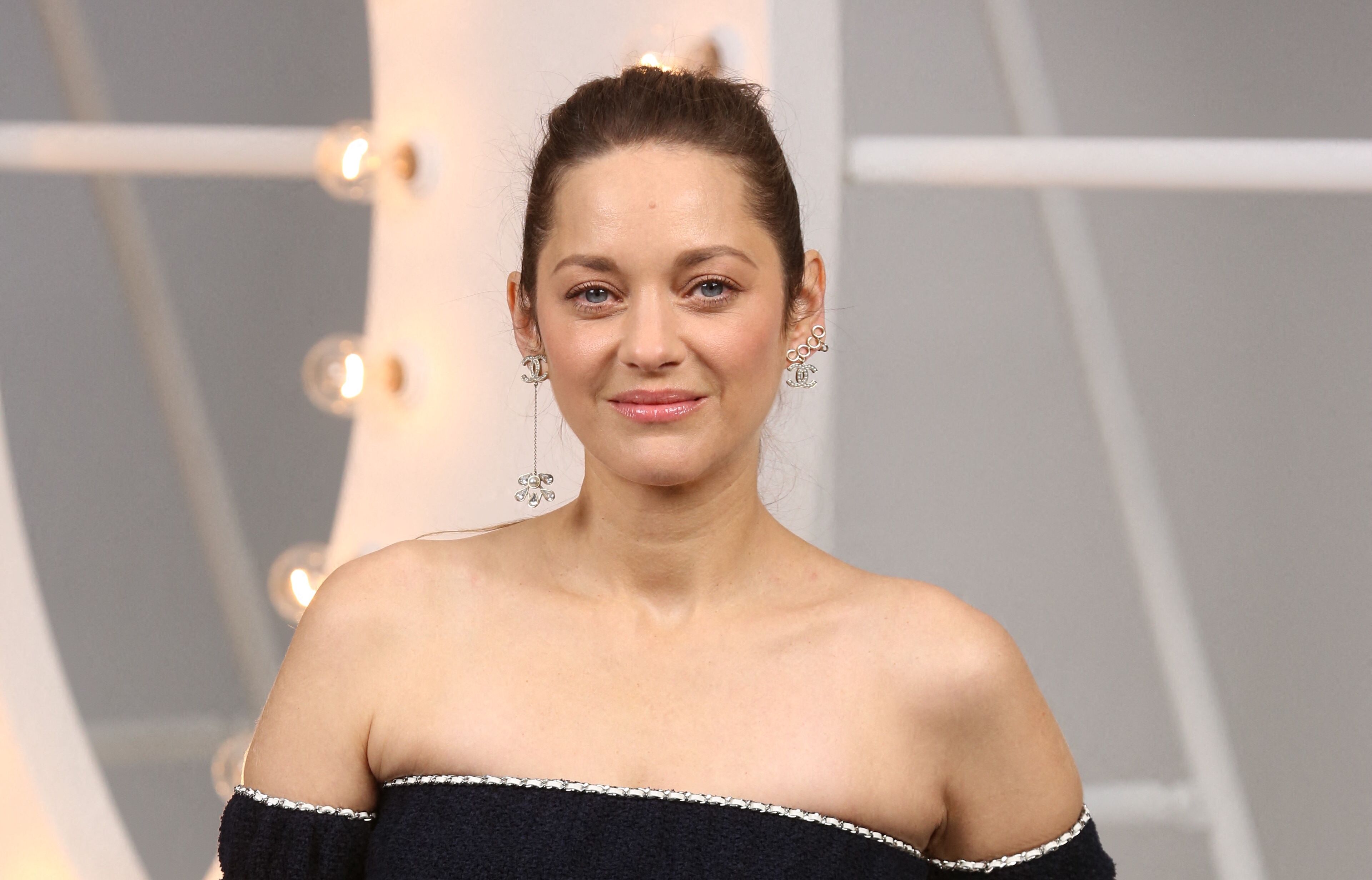 Marion Cotillard évoque la terrible enfance de sa mère : "Je porte cette blessure en moi"