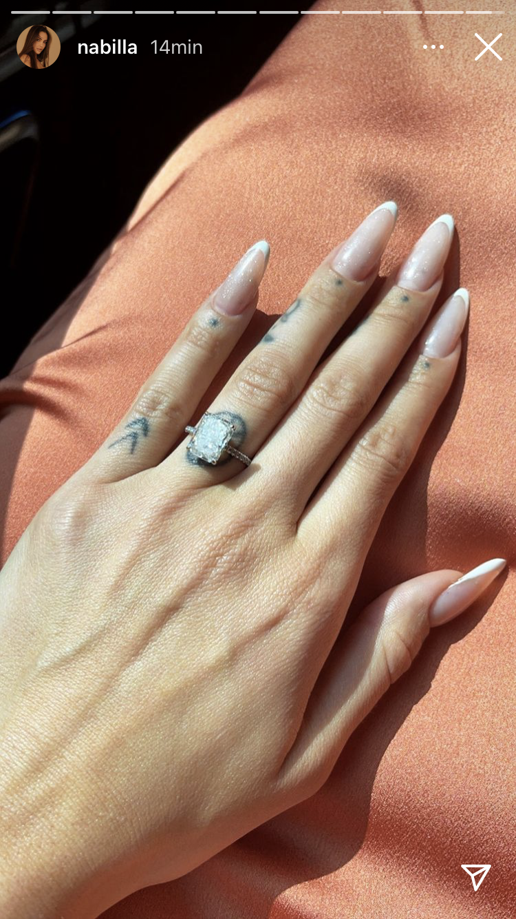  Nabilla exhibe sa bague @Instagram