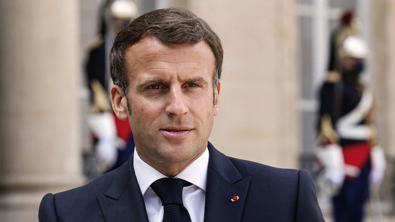 &quot;Tenue décente exigée&quot; à l'école : Emmanuel Macron scandalise la Toile avec ses propos
