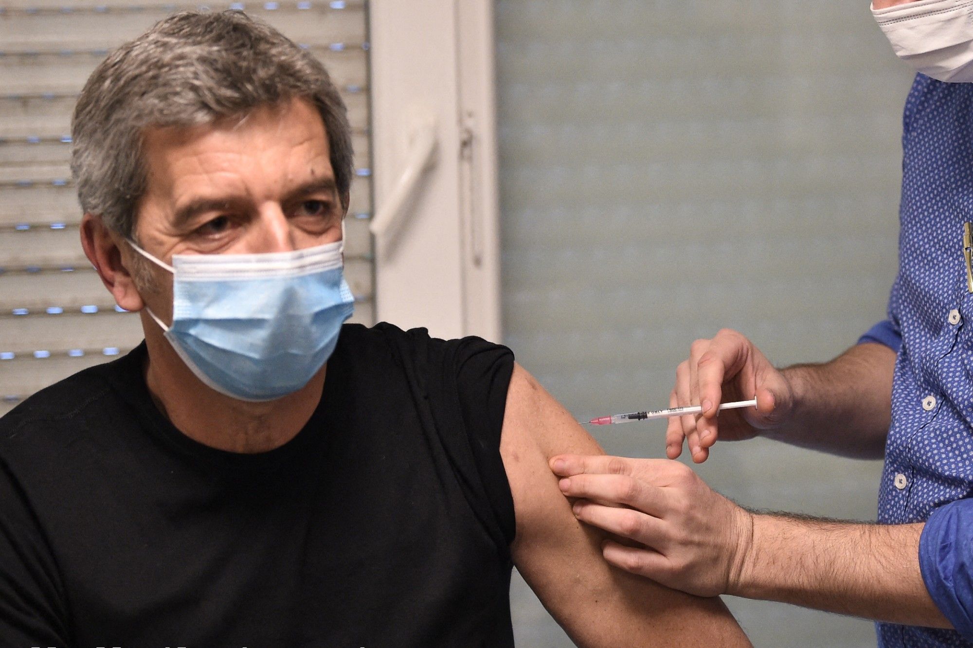 Vaccin contre le coronavirus : Michel Cymes s'en prend au personnel soignant