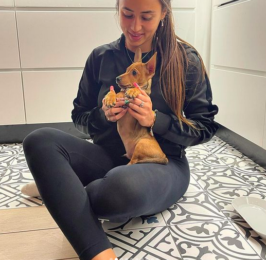  Astrid Nelsia et son petit chien @Instagram