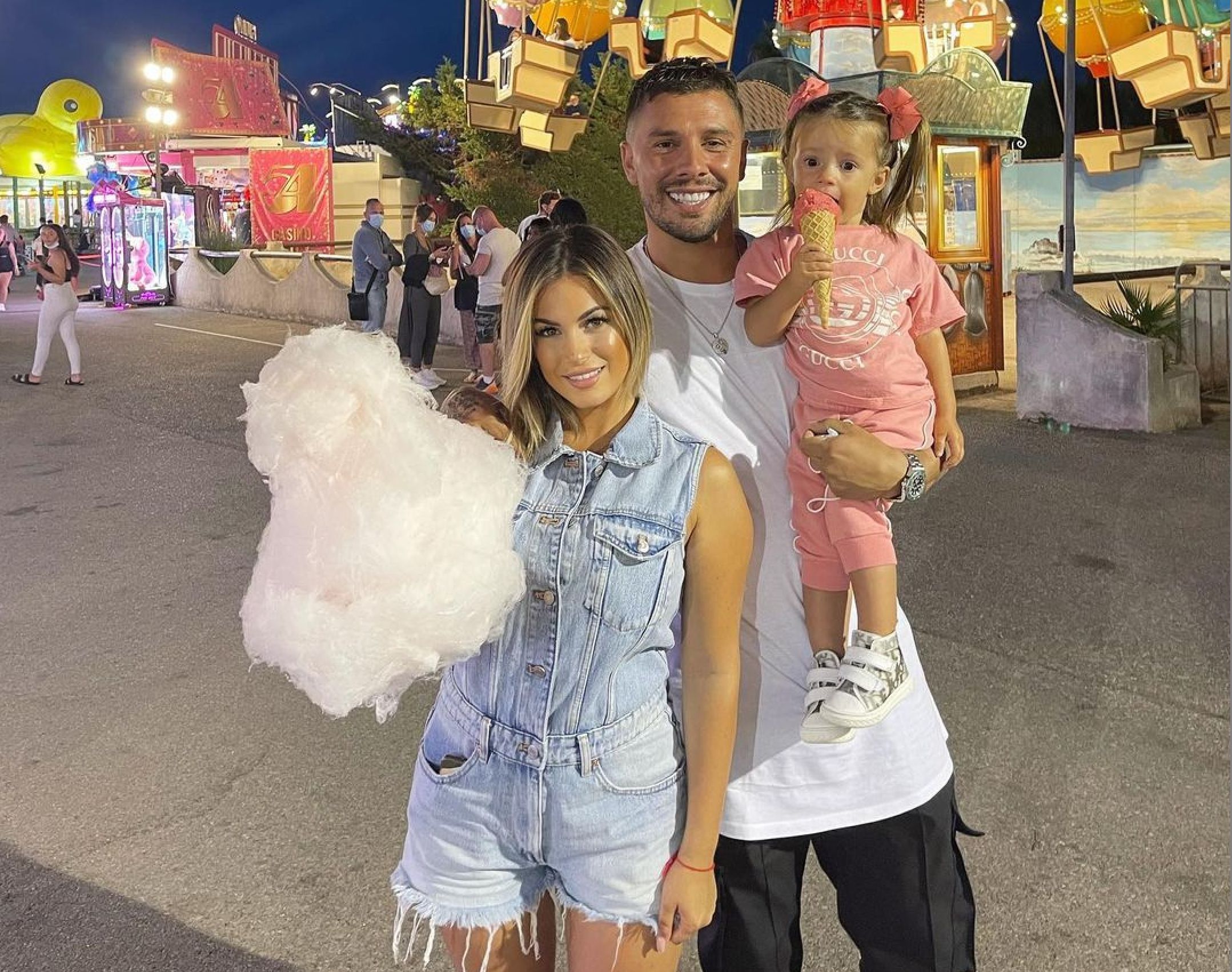  Carla Moreau, Kevin Guedj et leur fille Ruby @ Instagram