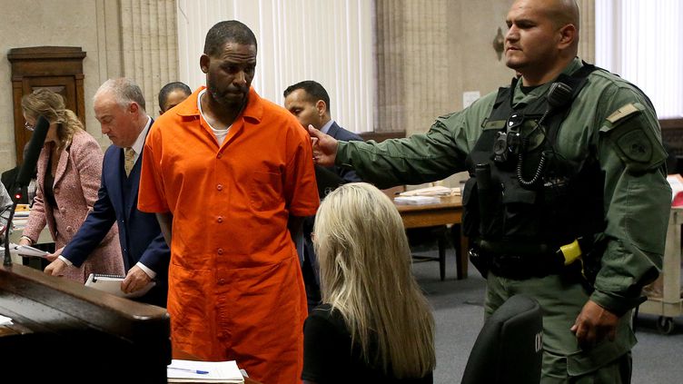 R. Kelly reconnu coupable de crimes sexuels : le chanteur condamné à 30 ans de prison