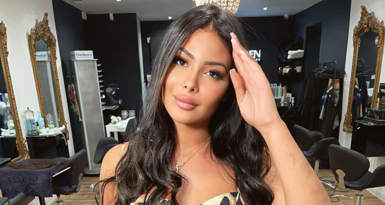 Maeva Ghennam poste une photo d'elle seins nus et dans un bikini rikiki : La toile s'enflamme !