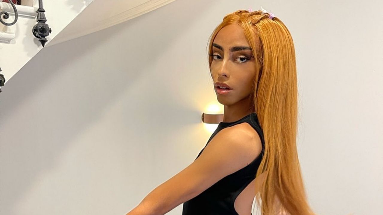 Bilal Hassani : Le chanteur répond cash à ceux qui critiquent son style vestimentaire