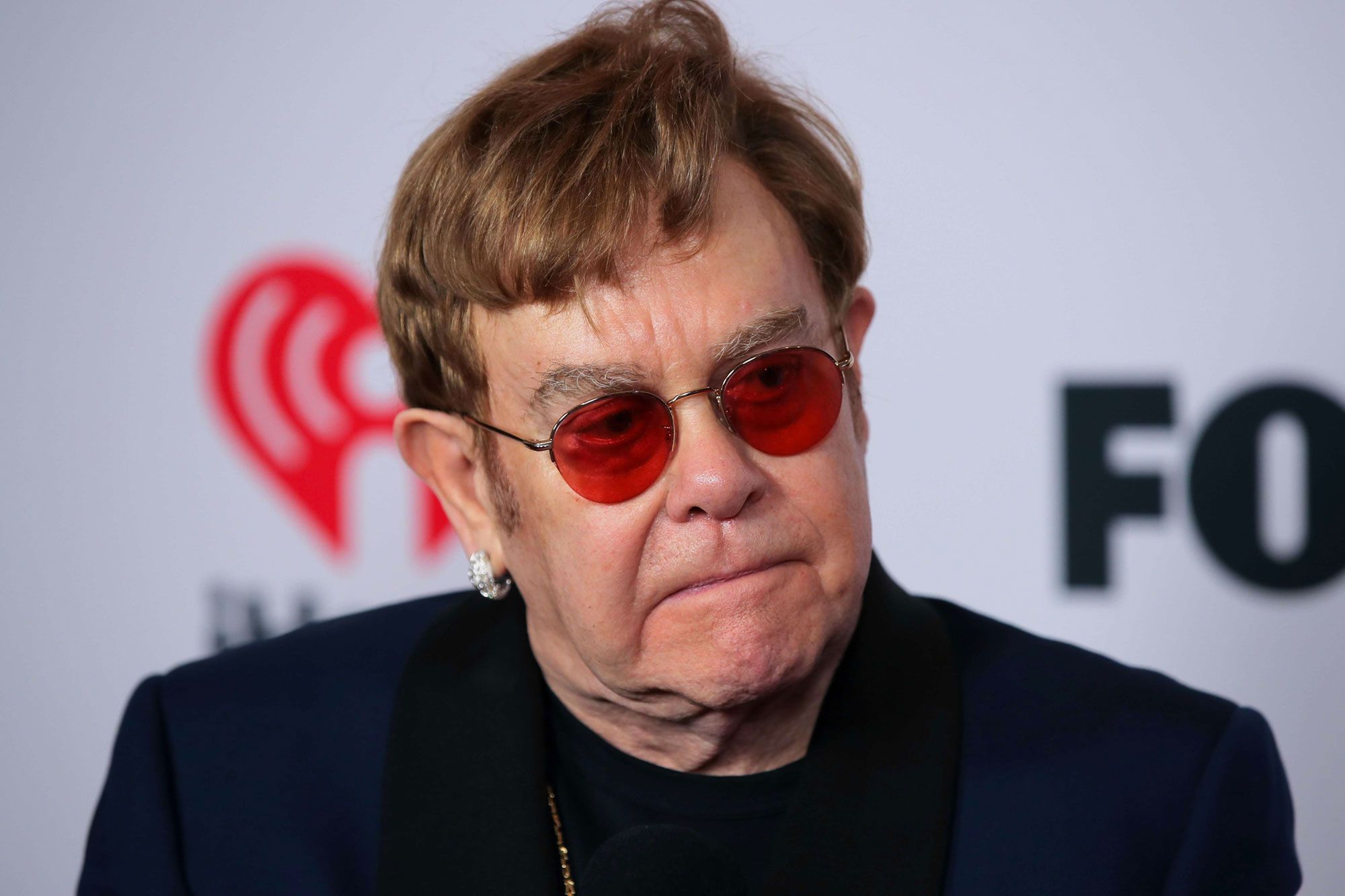 Elton John contraint d’annuler sa tournée : Le chanteur va devoir se faire opérer