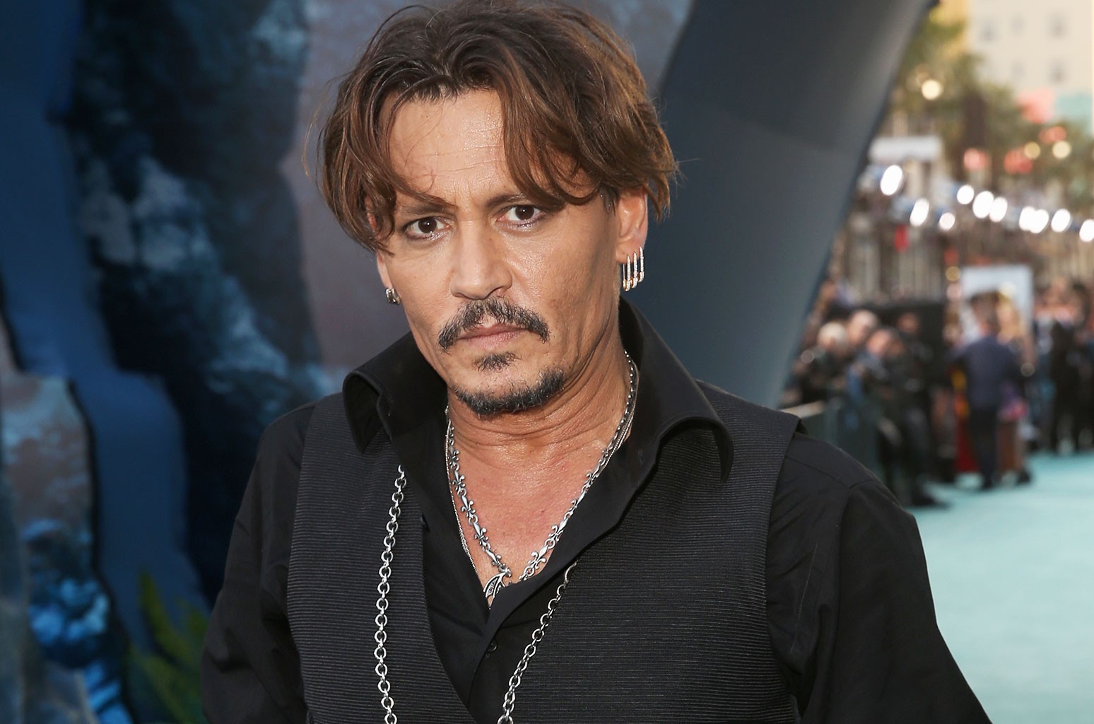 Johnny Depp &quot;très fatigué et totalement saoul&quot; : Sa folle soirée à Deauville !