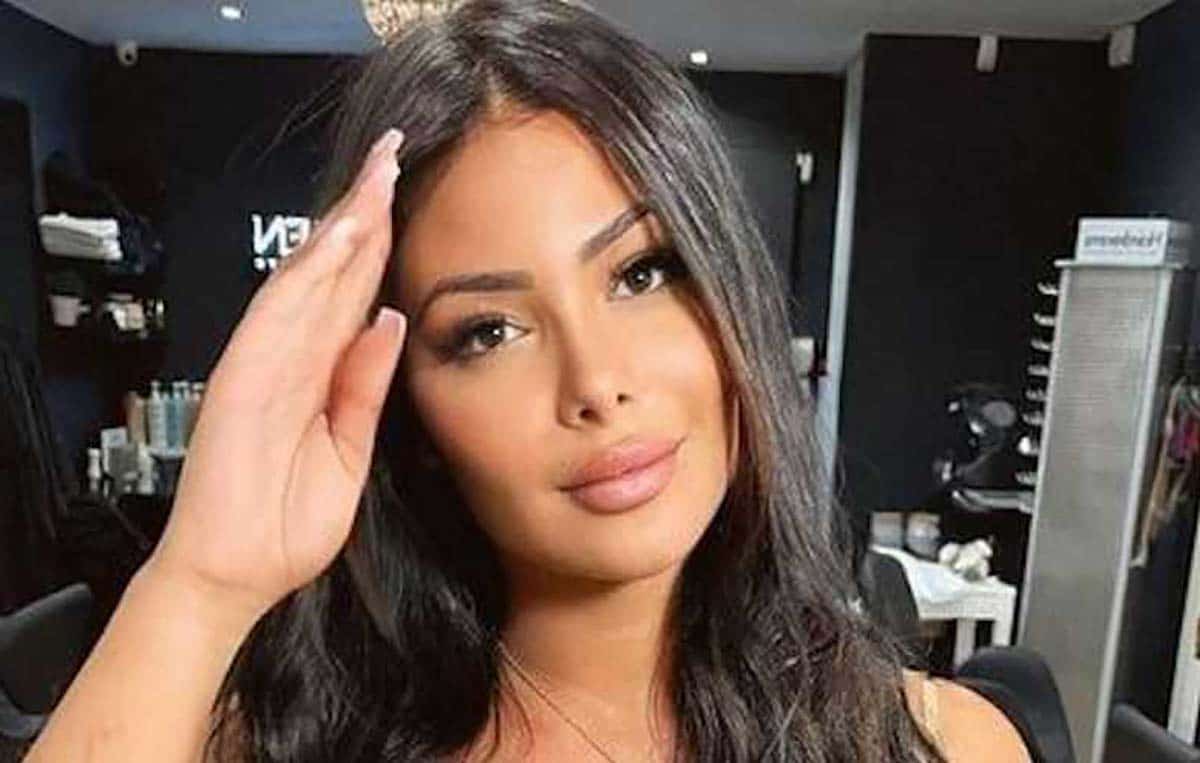 Maeva Ghennam avant la chirurgie esthétique : Une photo choc refait surface