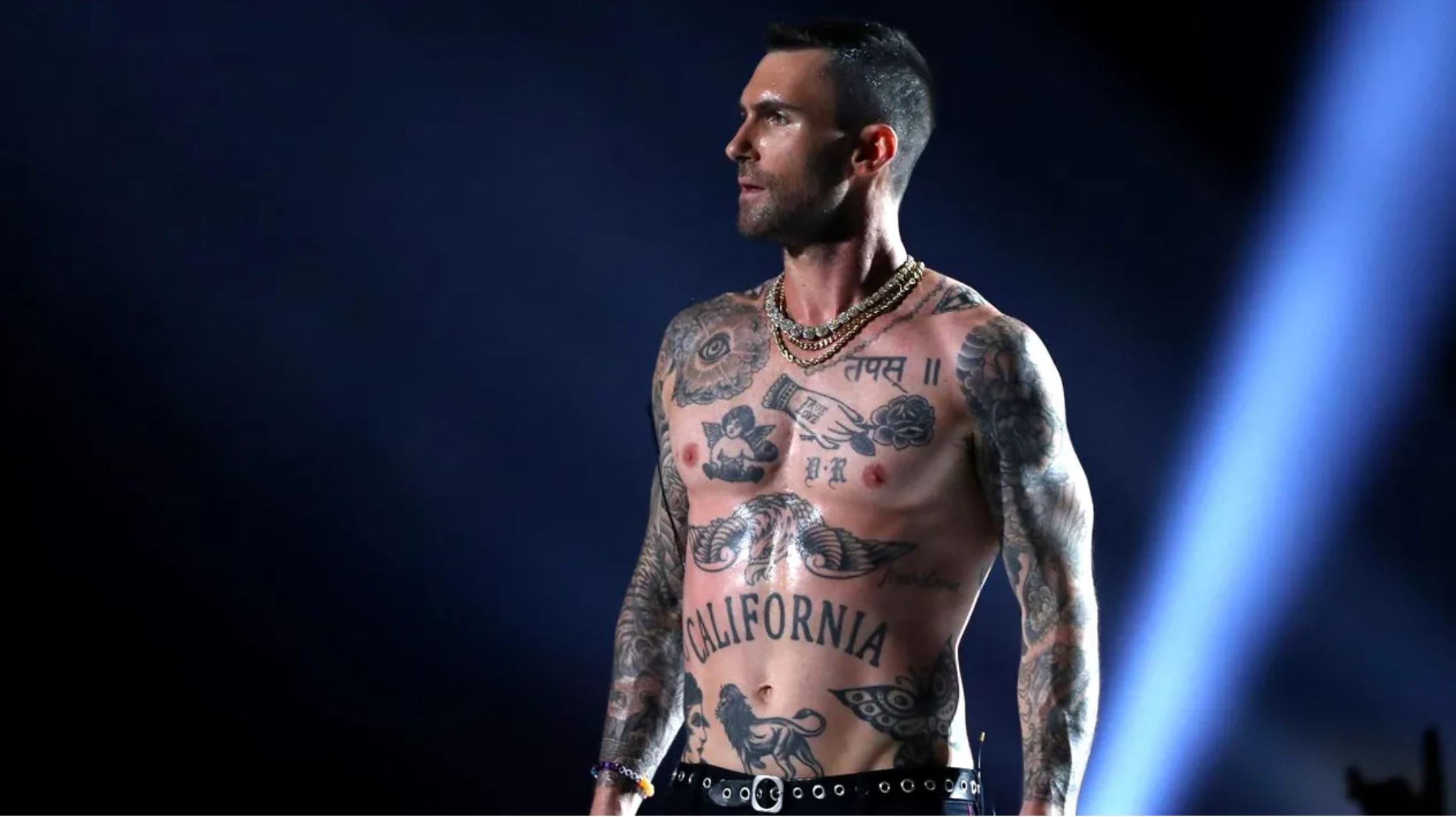 Adam Levine repousse une fan sur scène : Critiqué, il répond à la polémique