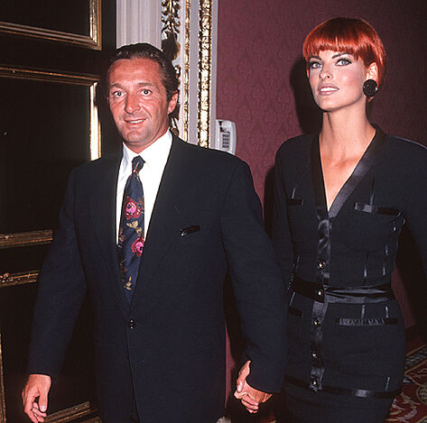  Gérald Marie entouré de mannequins de l'agence à la Fashion Week de Paris, 14 mars 1996 @ Stéphane Cardinale/Sygma/Getty Images