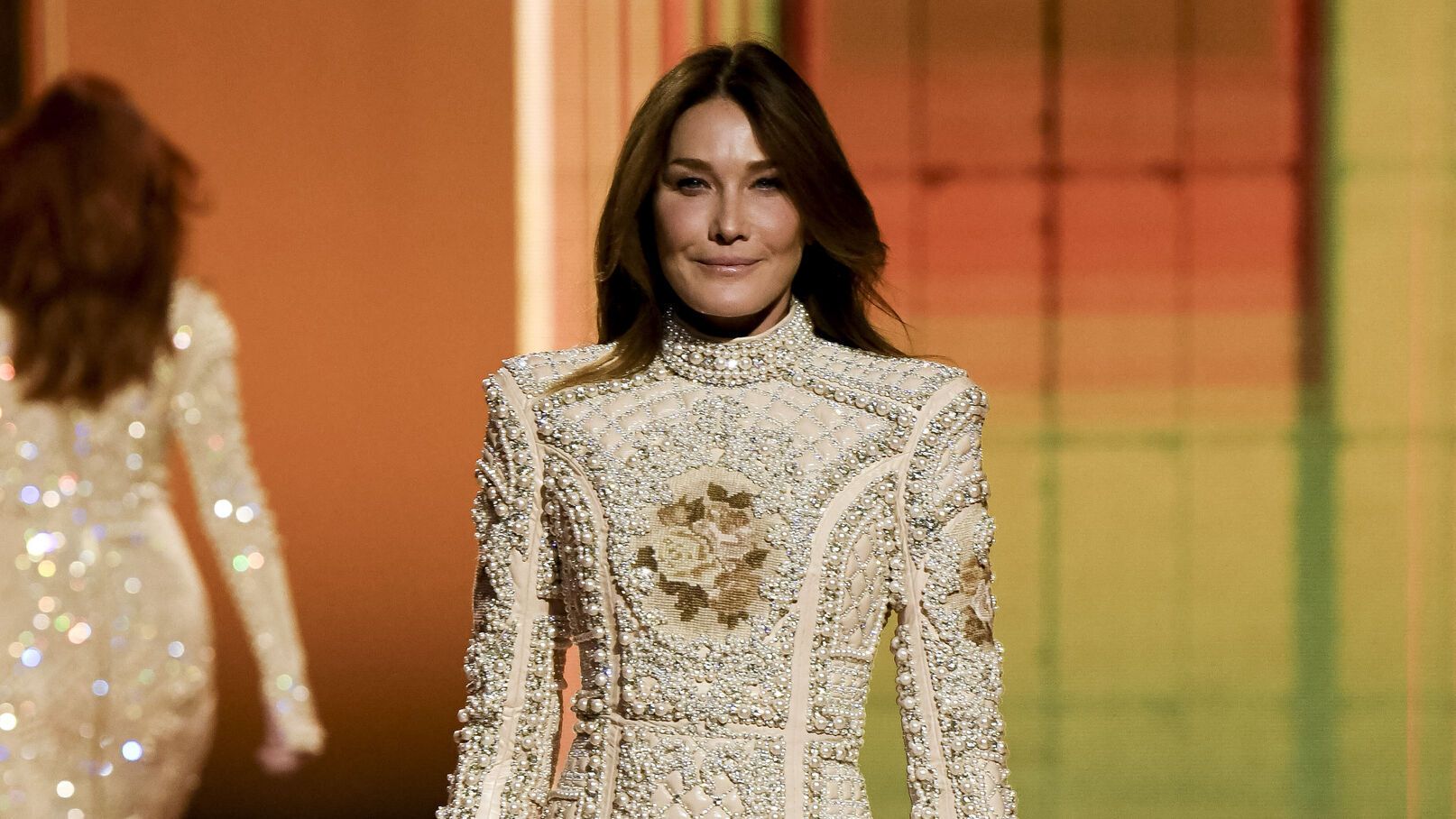 Paris Fashion Week : Carla Bruni et Naomi Campbell mettent le feu au défilé Balmain !