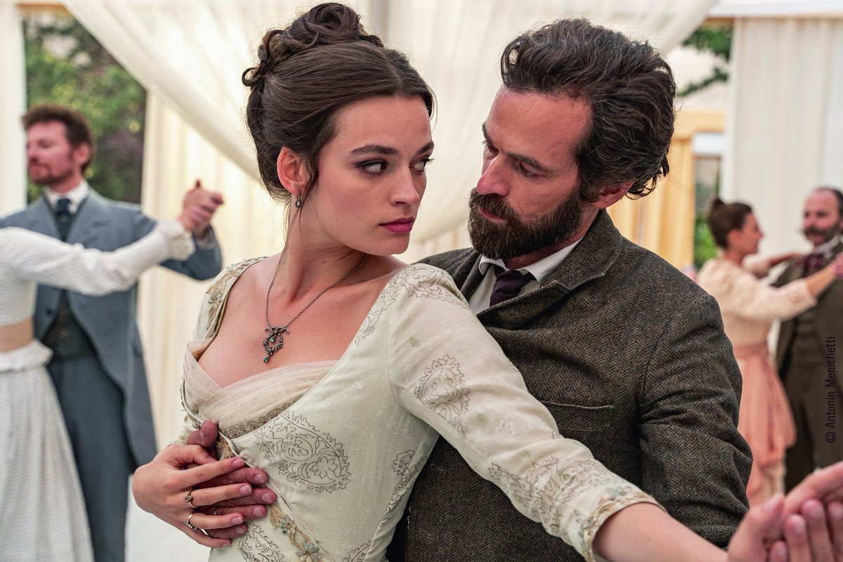 Romain Duris amoureux d’Emma Mackey de Sex Education : Les acteurs vivent une romance !