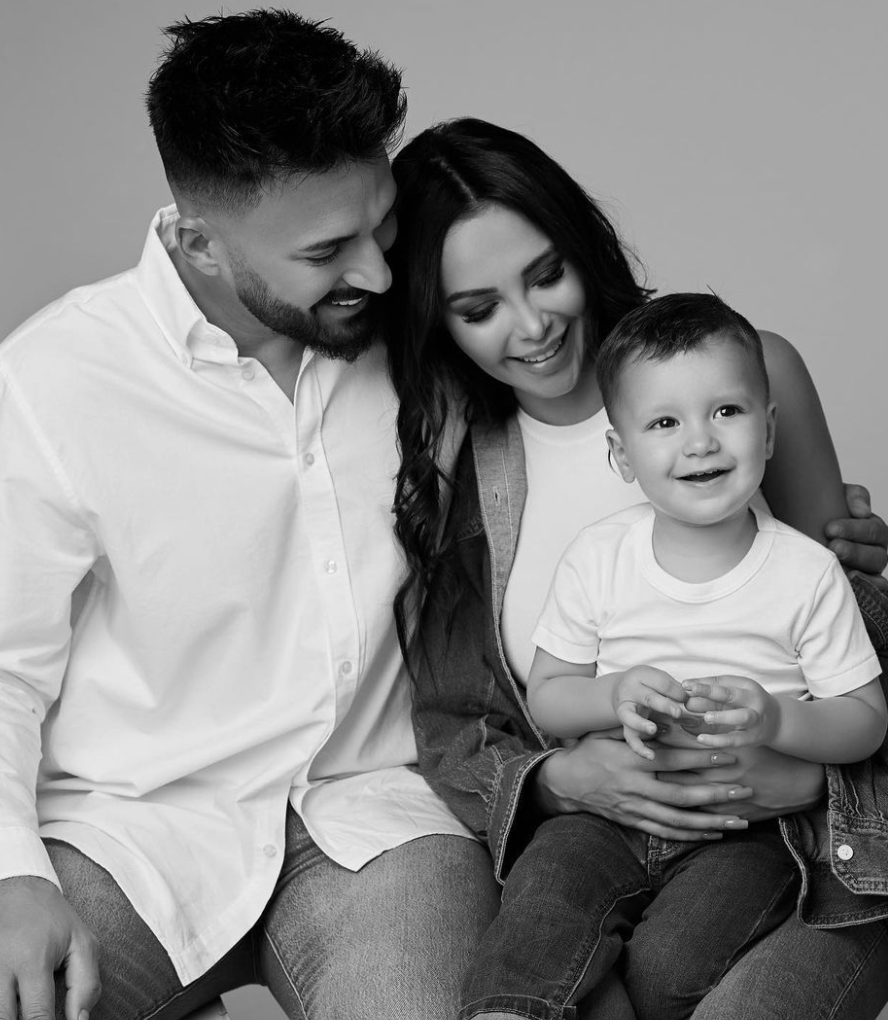  Thomas Vergara, Nabilla Benatti et leur fils Milann @Instagram