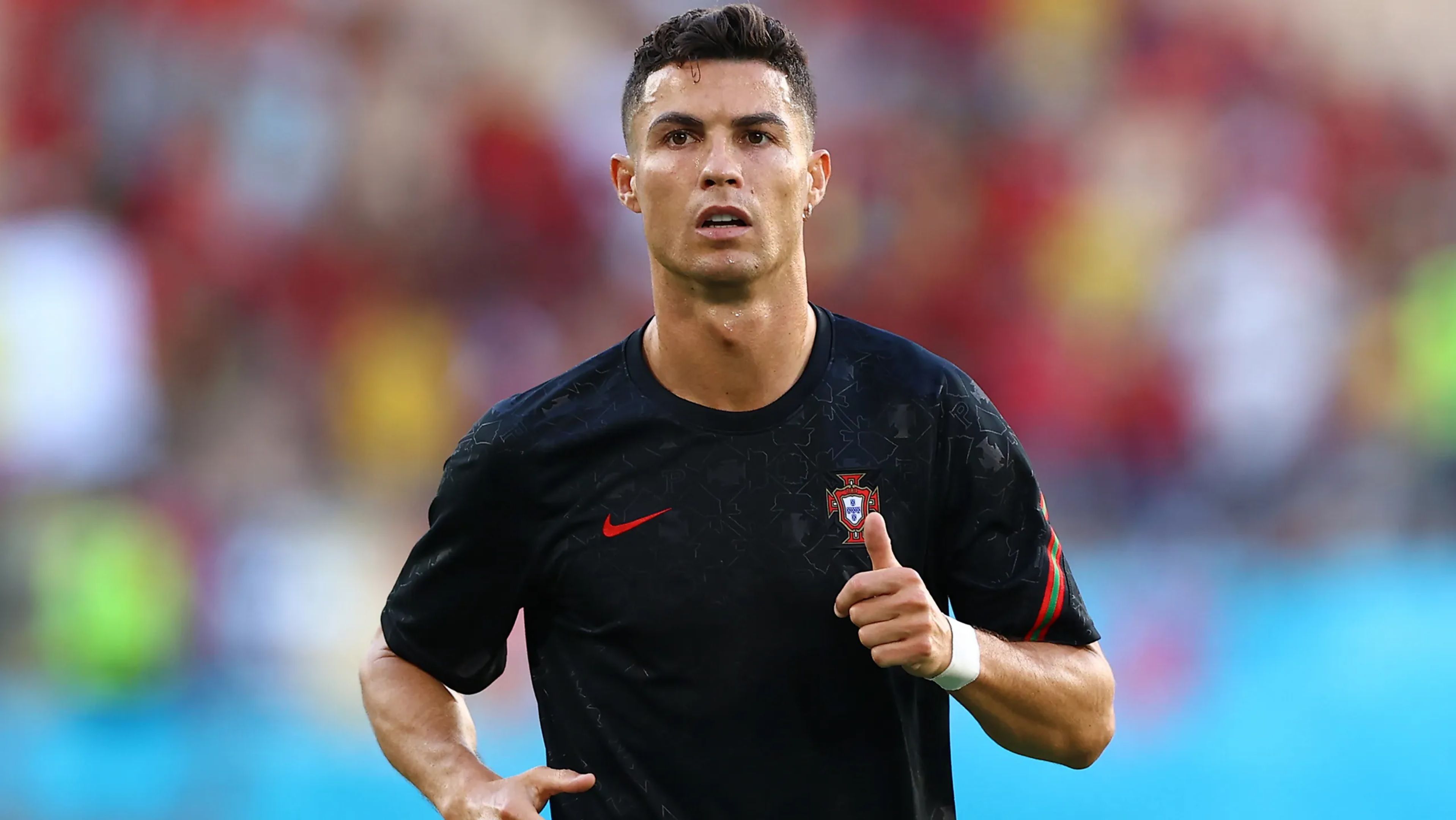 Cristiano Ronaldo : Pink lui demande de l’aide, le footballeur répond présent !