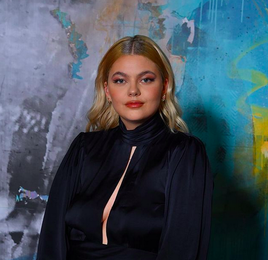  Louane Emera en robe de soirée @Instagram