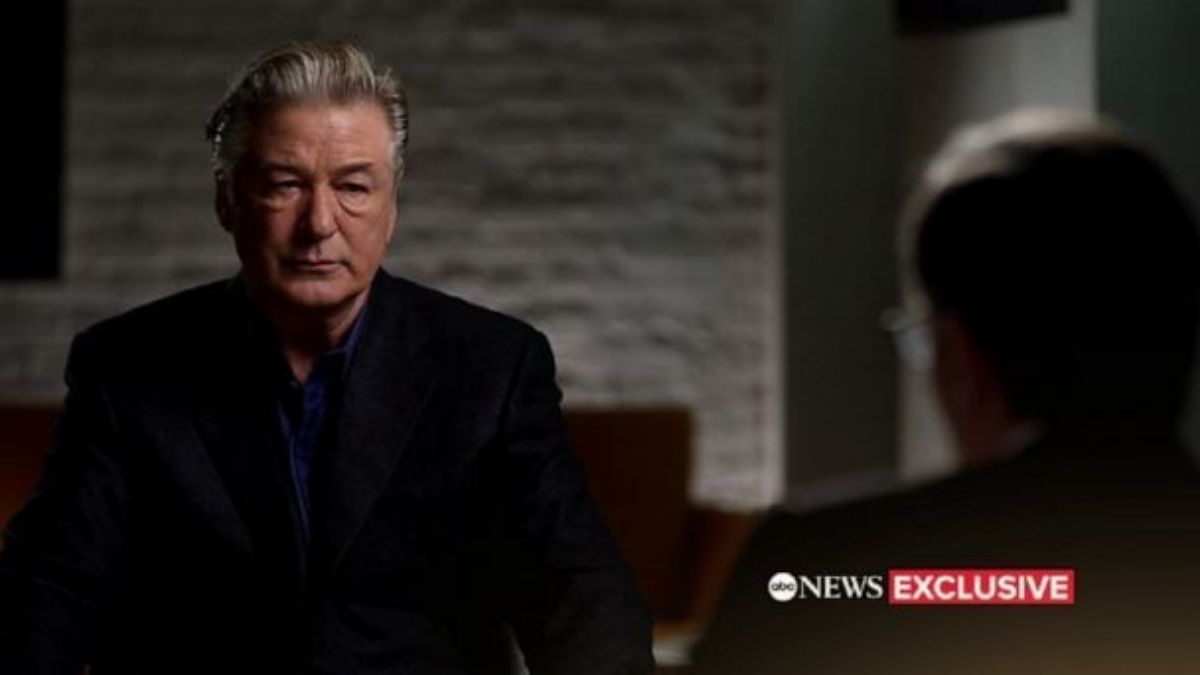 Accident mortel sur un tournage : En larmes, Alec Baldwin dément avoir “pressé la détente”