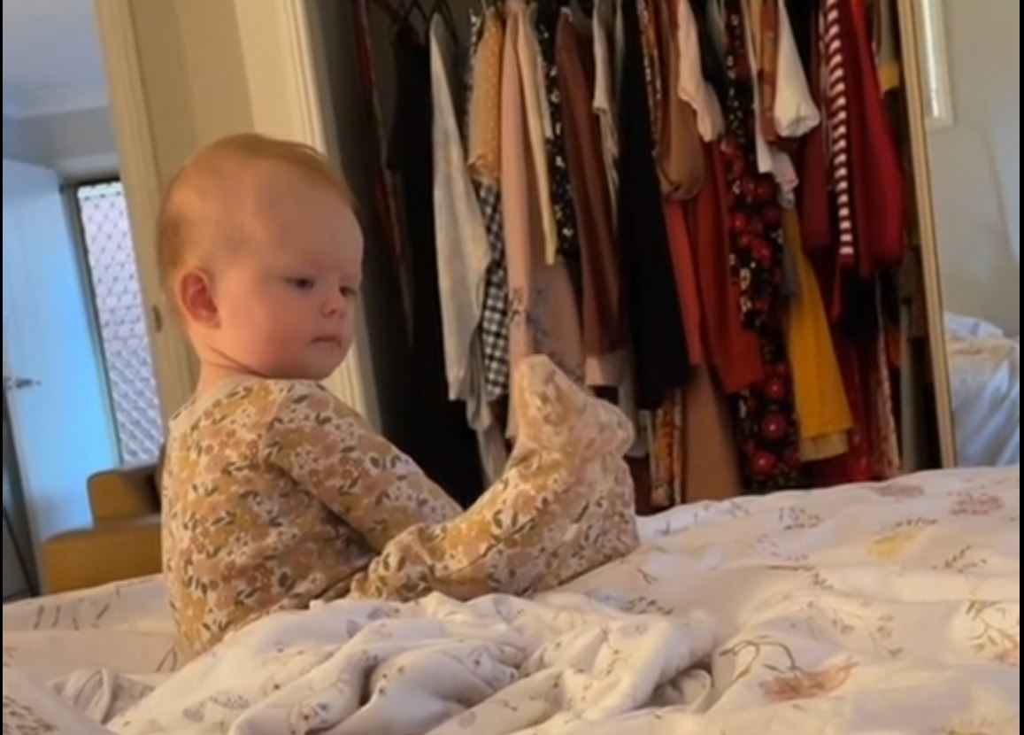 Ce bébé découvre qu'il peut contrôler ses pieds et c'est l'émerveillement !