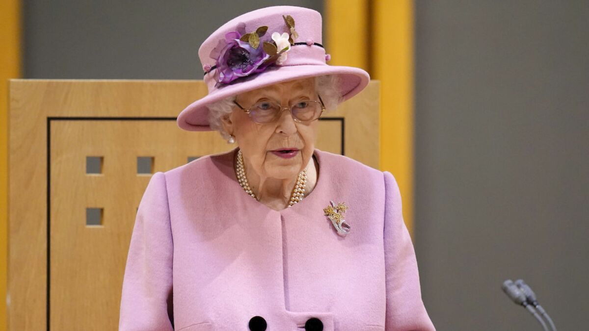 Elizabeth II : Un garde royal fait tomber un enfant... Sa réaction choque la toile
