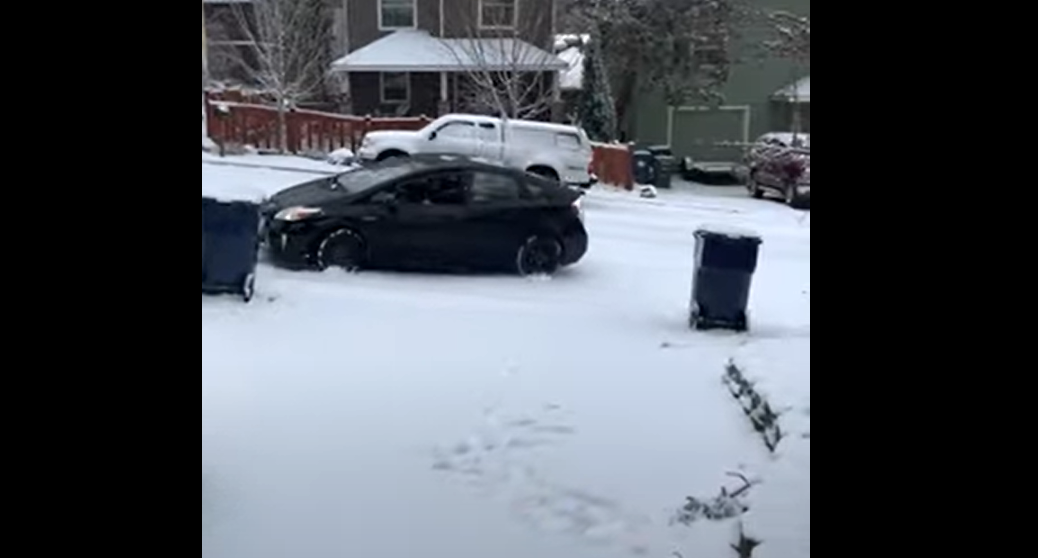 Elle conduit sur une route enneigée... et c'est la catastrophe