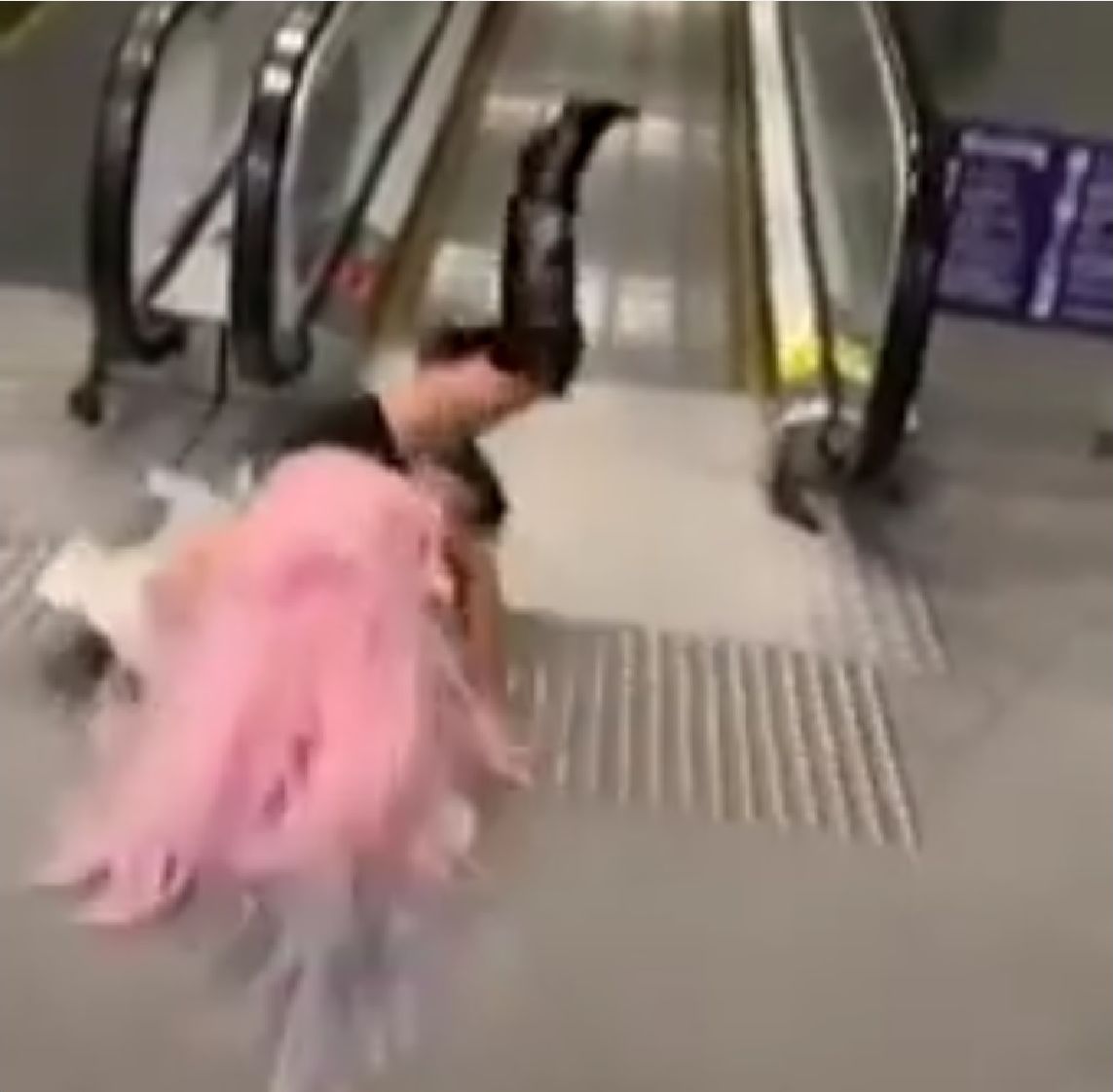 Elle nous offre une chute mémorable sur un escalator