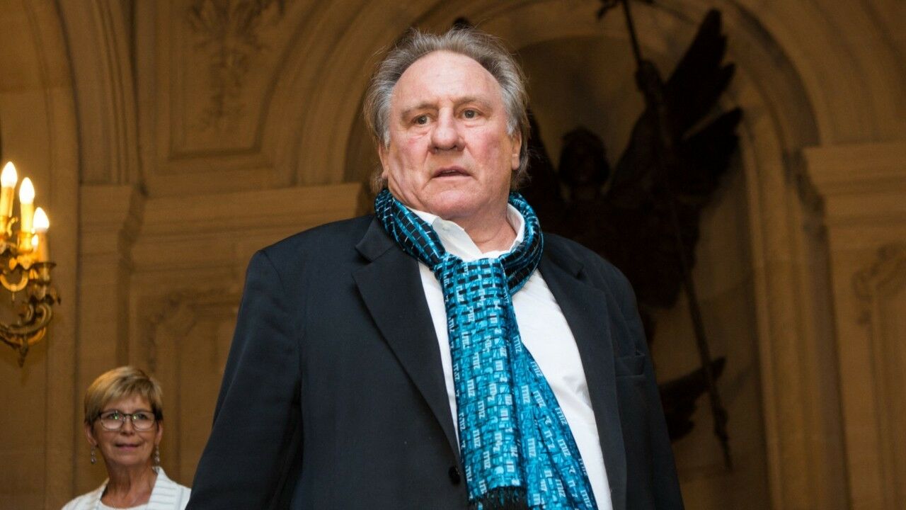 Gérard Depardieu : une centaine de manifestants féministes retardent son spectacle à Lille