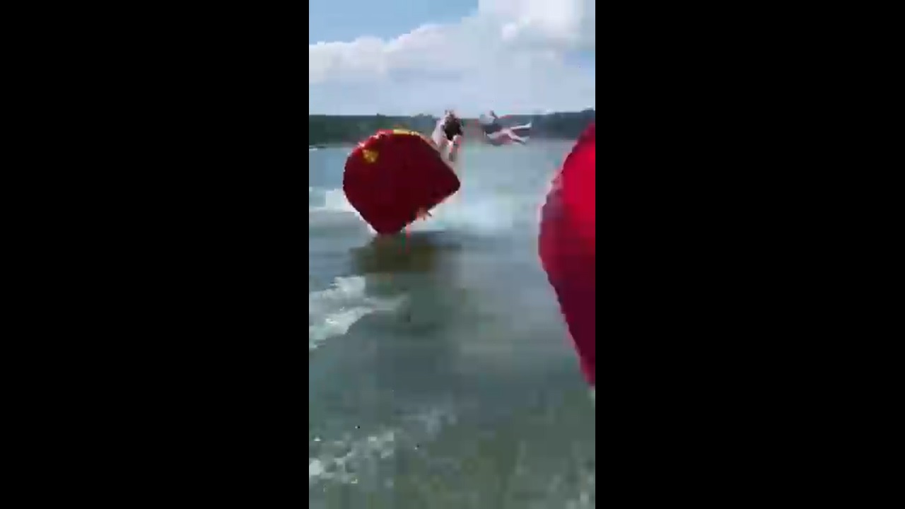 Ils finissent dans les airs pendant leur tour en bouée