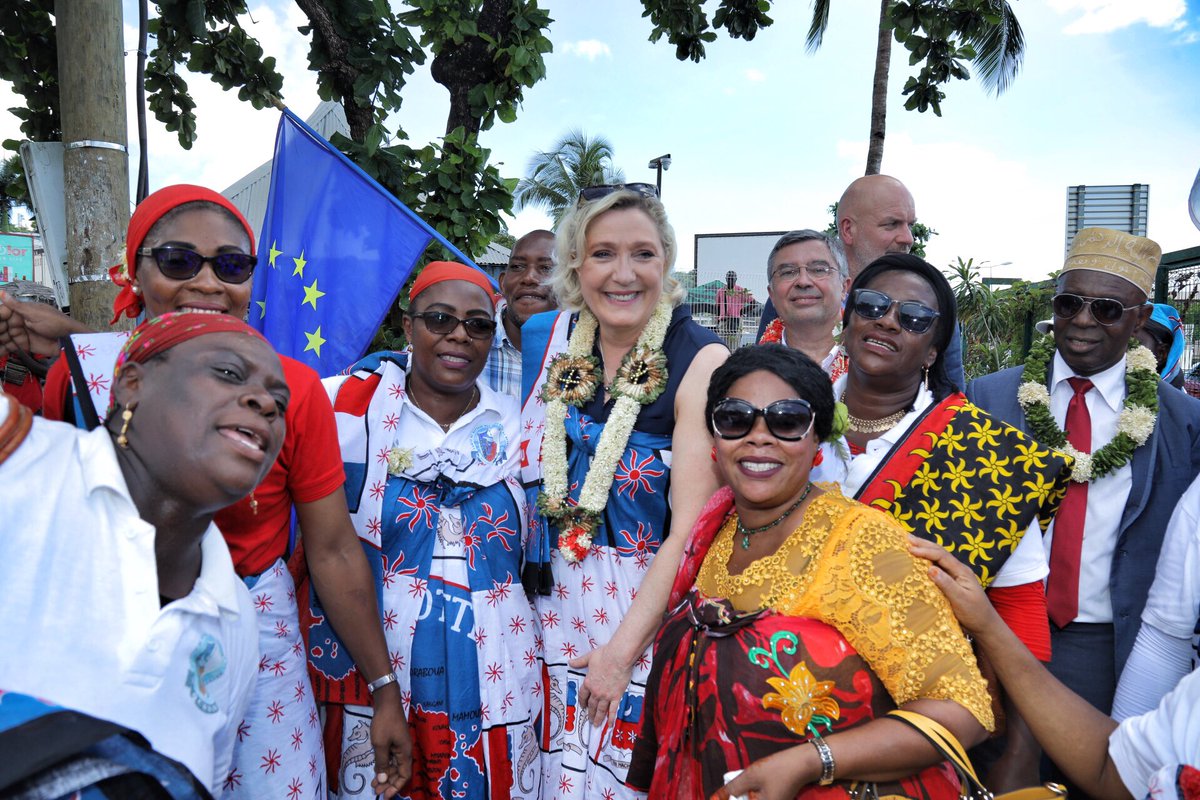 Marine Le Pen à Mayotte : Elle se lâche... et esquisse un petit pas de danse !