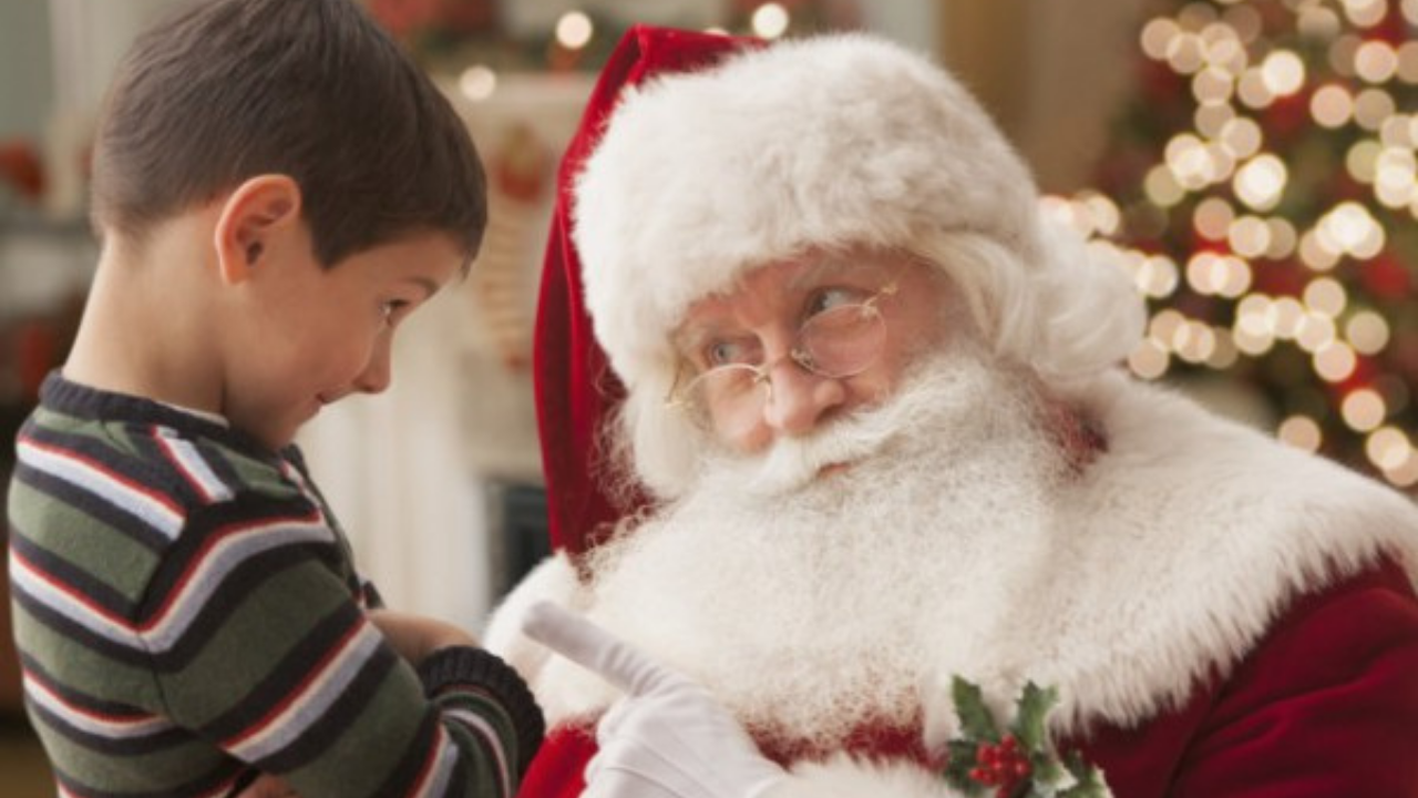 Un petit garçon dit à un ami que le Père Noël n'existe pas, on l'accuse de "ruiner" Noël