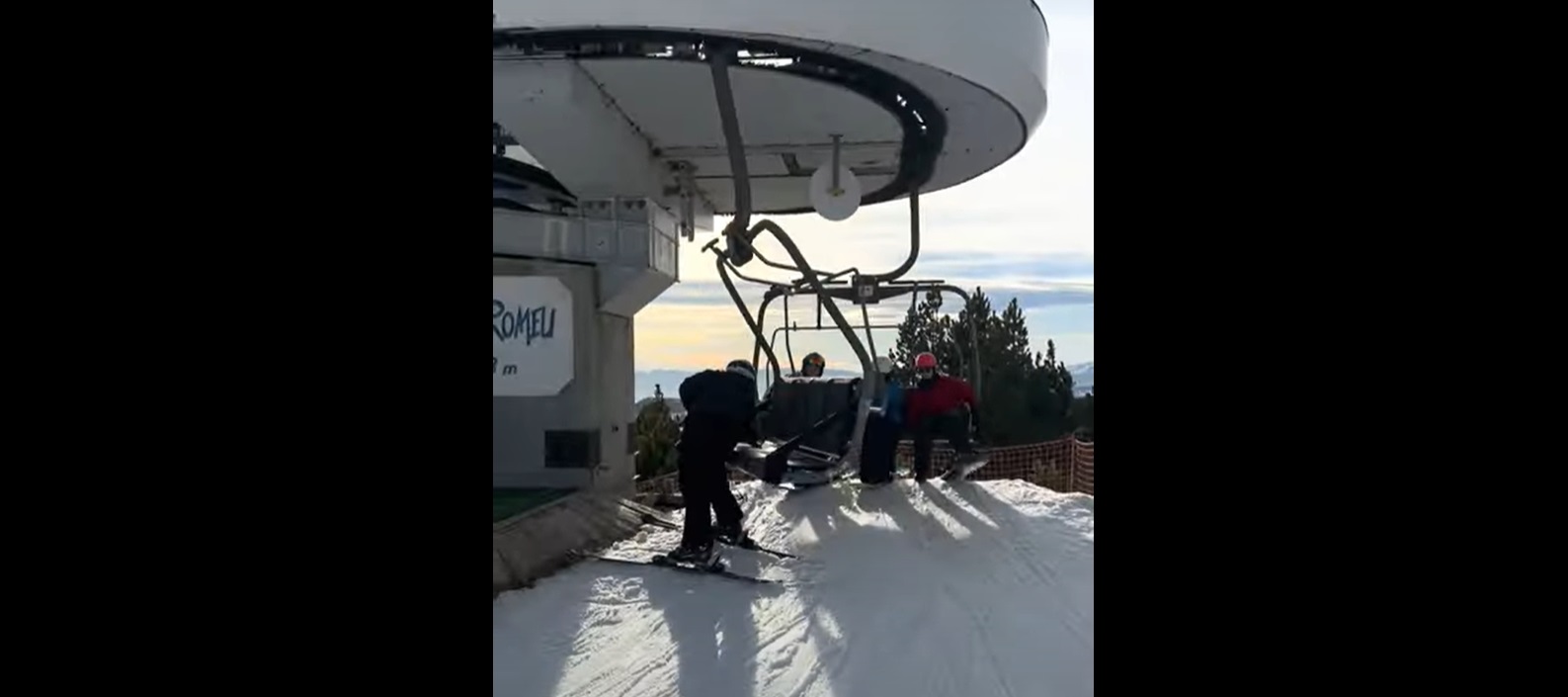 Au moment de quitter son télésiège, cette skieuse se retrouve coincée...