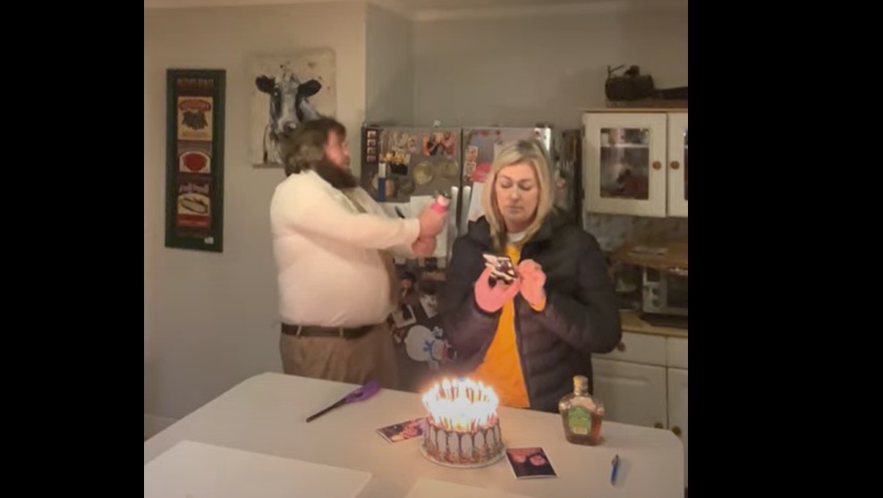 Cette femme a une très mauvaise surprise pour son anniversaire !