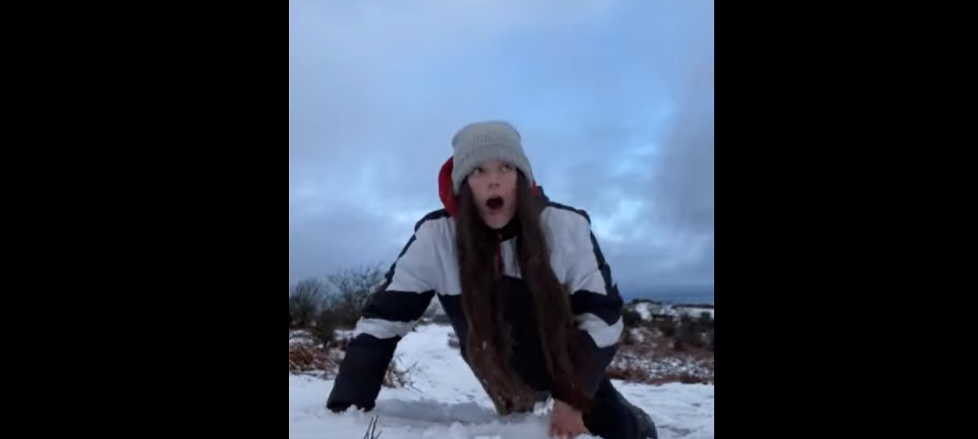 Elle saute dans la neige... mais cela ne se passe pas comme prévu !