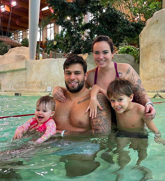  Neymar et Kelly Helard en famille @ Instagram