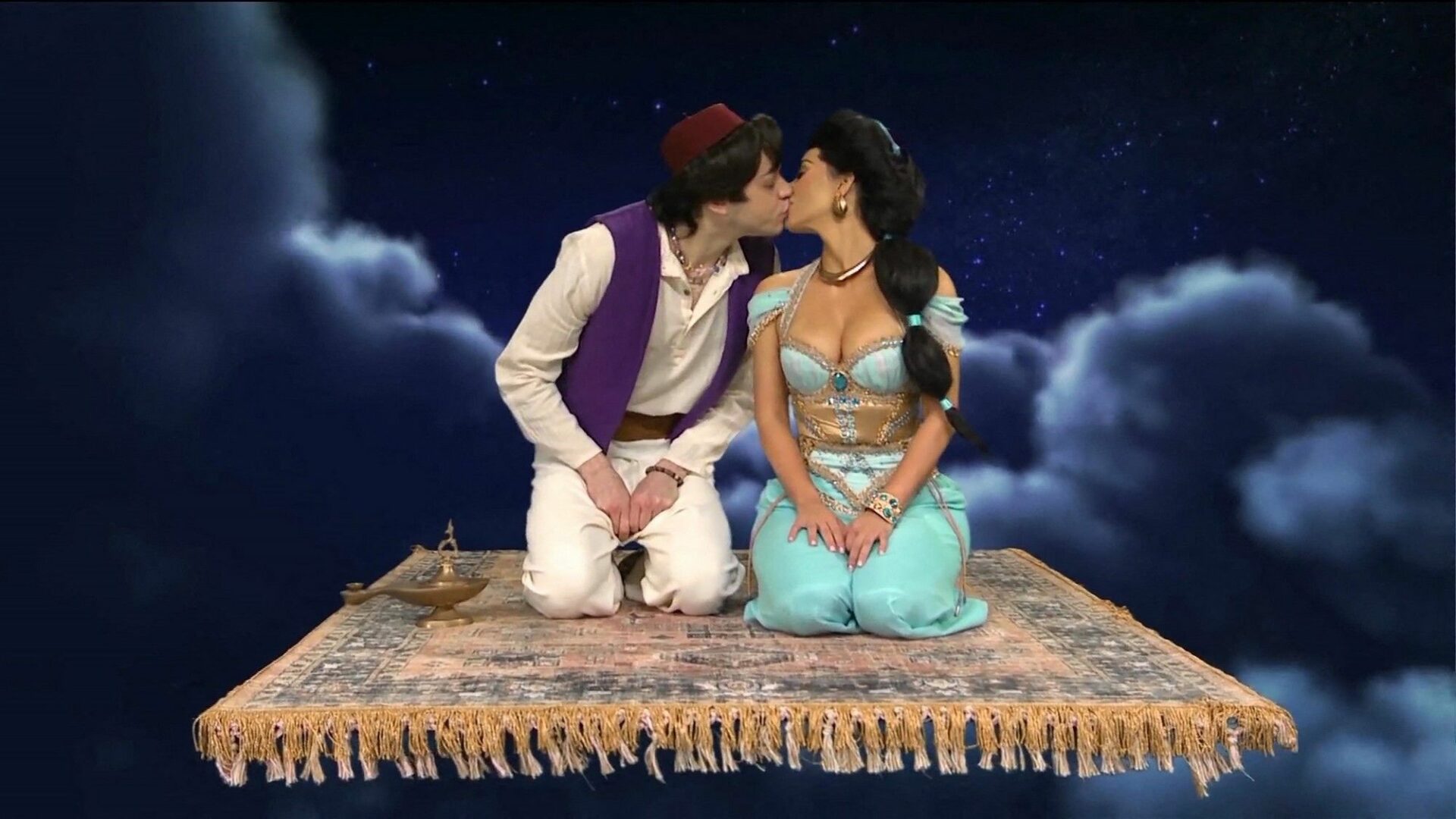  Pete Davidson et Kim Kardashian partagent un baiser lors d'un sketch @ Saturday Night Live